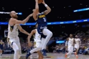 打出火药味！赫夫追防搂斯特劳瑟脖子 裁判回看追加一级恶犯